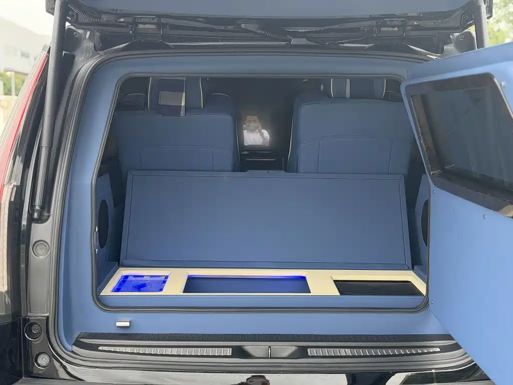 Cadillac Escalade — миниатюра 17