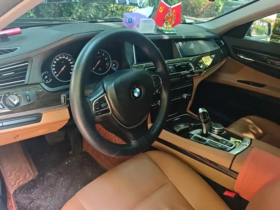 BMW 7 Series — миниатюра 12