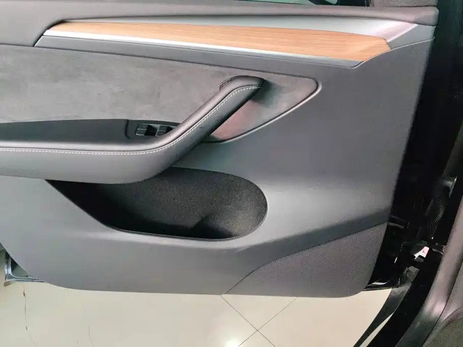 Tesla Model Y — миниатюра 7
