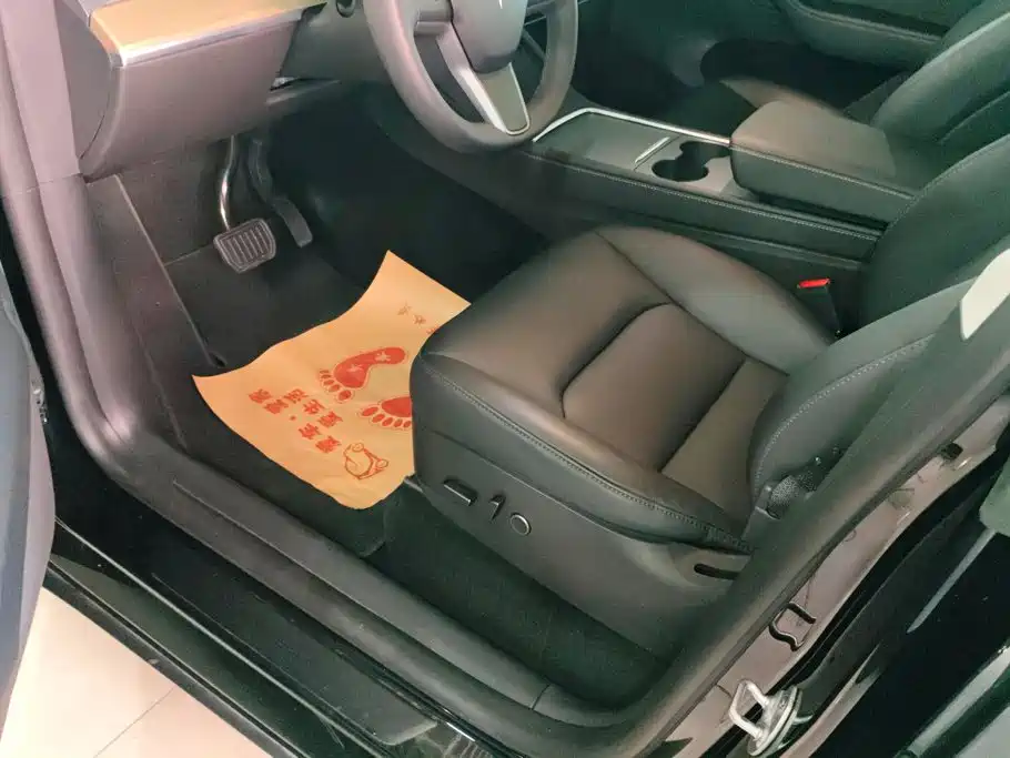 Tesla Model Y — миниатюра 9
