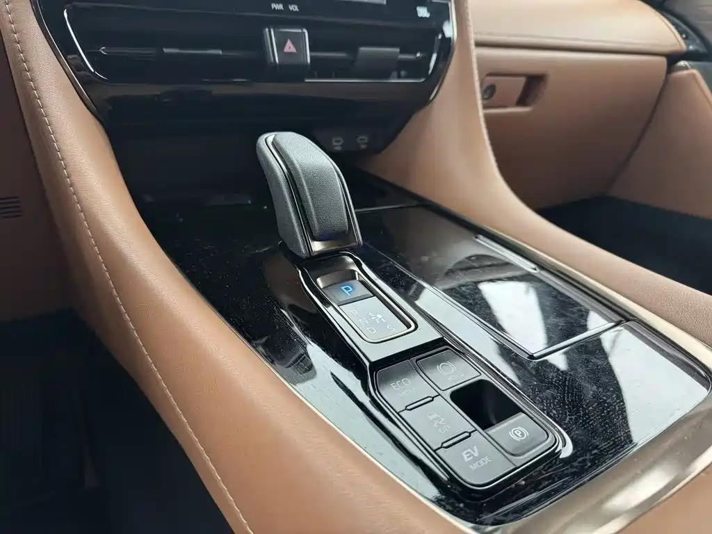 Toyota Alphard — миниатюра 16