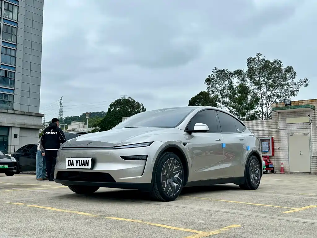 Tesla Model Y L 2025