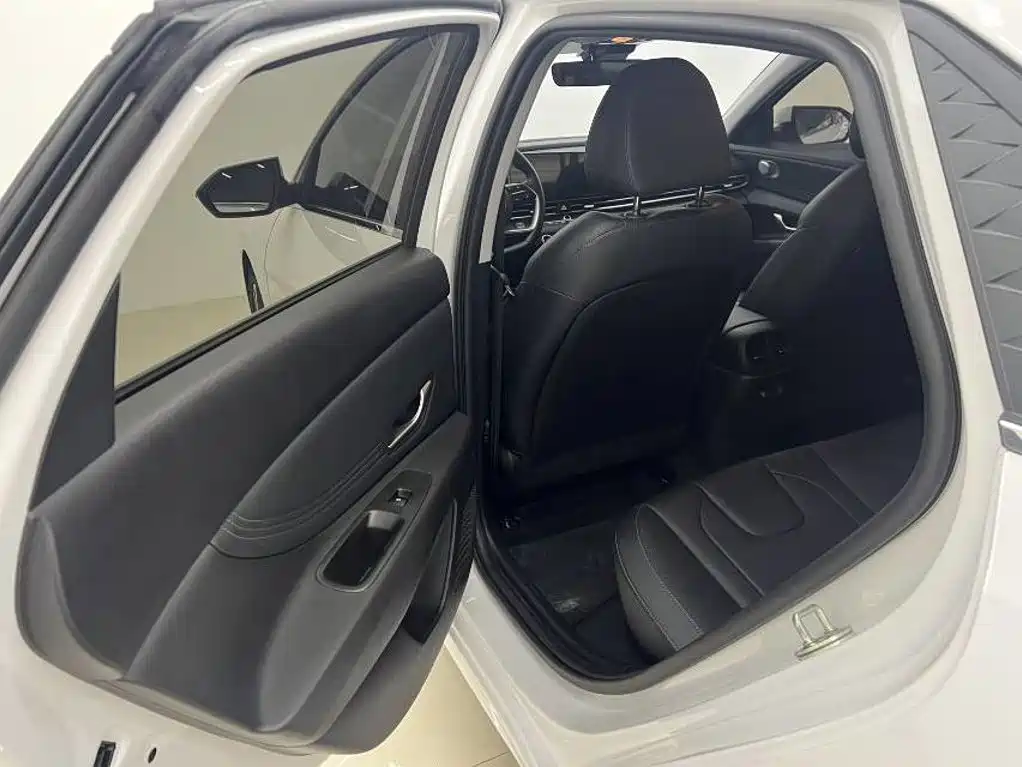 Hyundai Elantra — миниатюра 11