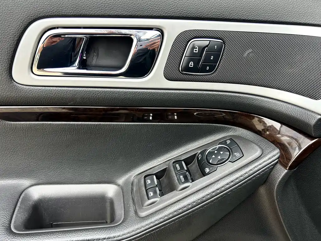 Ford Explorer (Import) — миниатюра 5