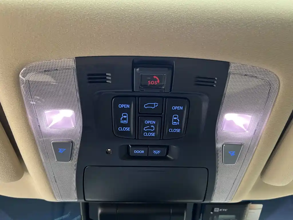 Toyota Alphard — миниатюра 5