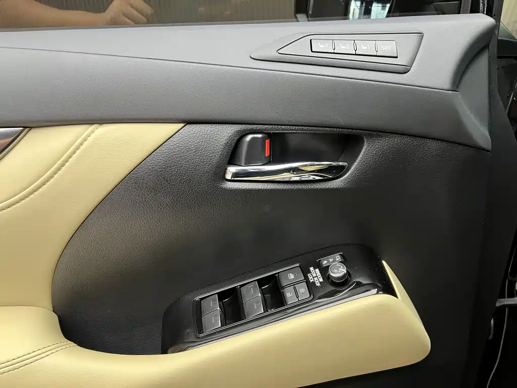Toyota Alphard — миниатюра 22