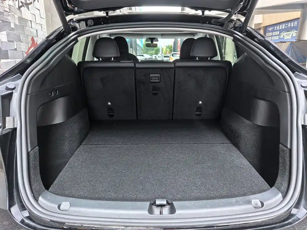 Tesla Model Y — миниатюра 8