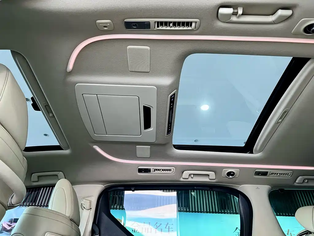 Toyota Alphard — миниатюра 12