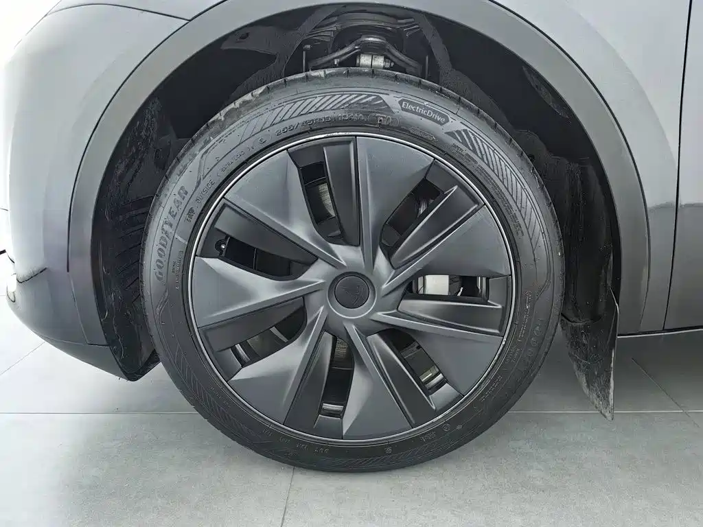 Tesla Model Y — миниатюра 17