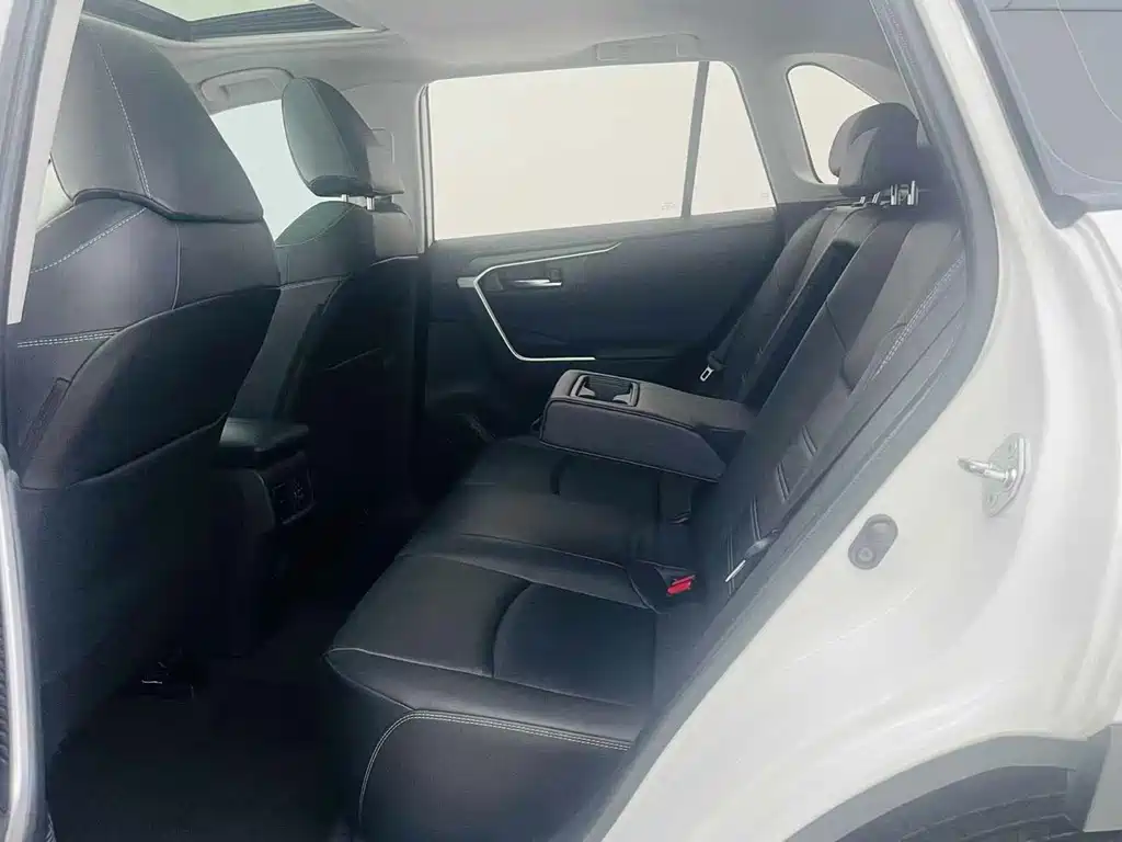 Toyota RAV4 — миниатюра 9