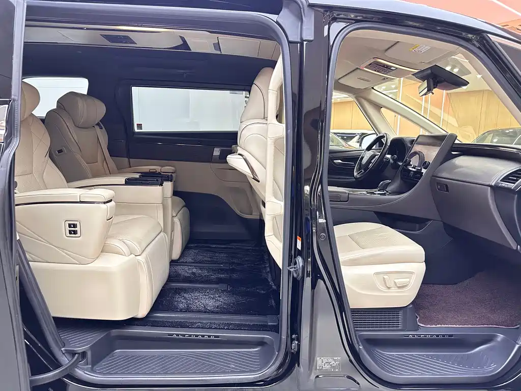 Toyota Alphard — миниатюра 7