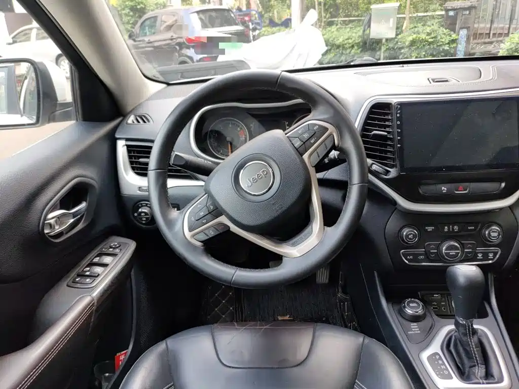 Jeep Cherokee — миниатюра 6