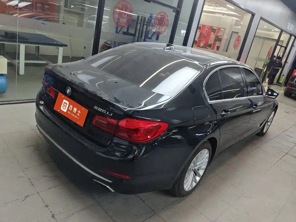 BMW 5 Series — миниатюра 8