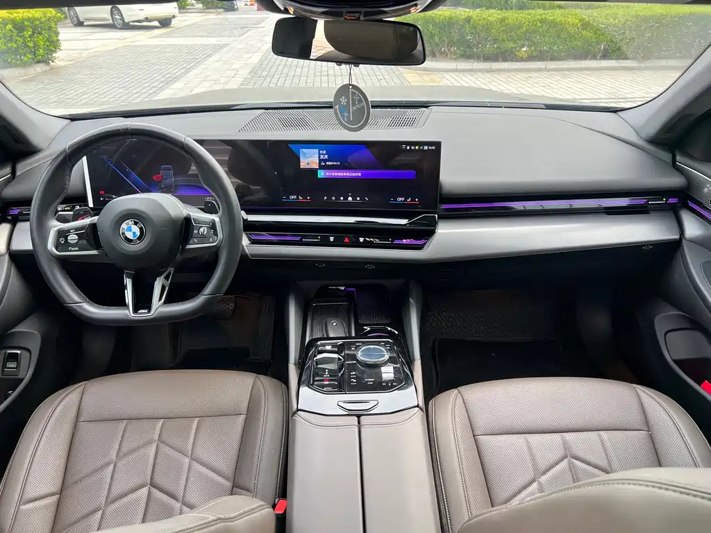 BMW 5 Series — миниатюра 7