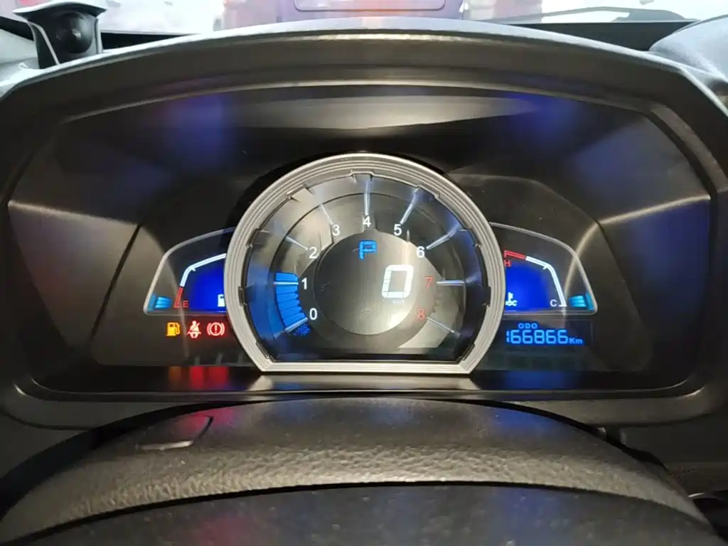 Luxgen U6 — миниатюра 12