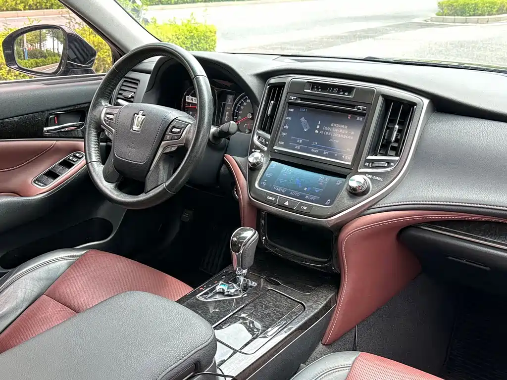 Toyota Crown — миниатюра 3
