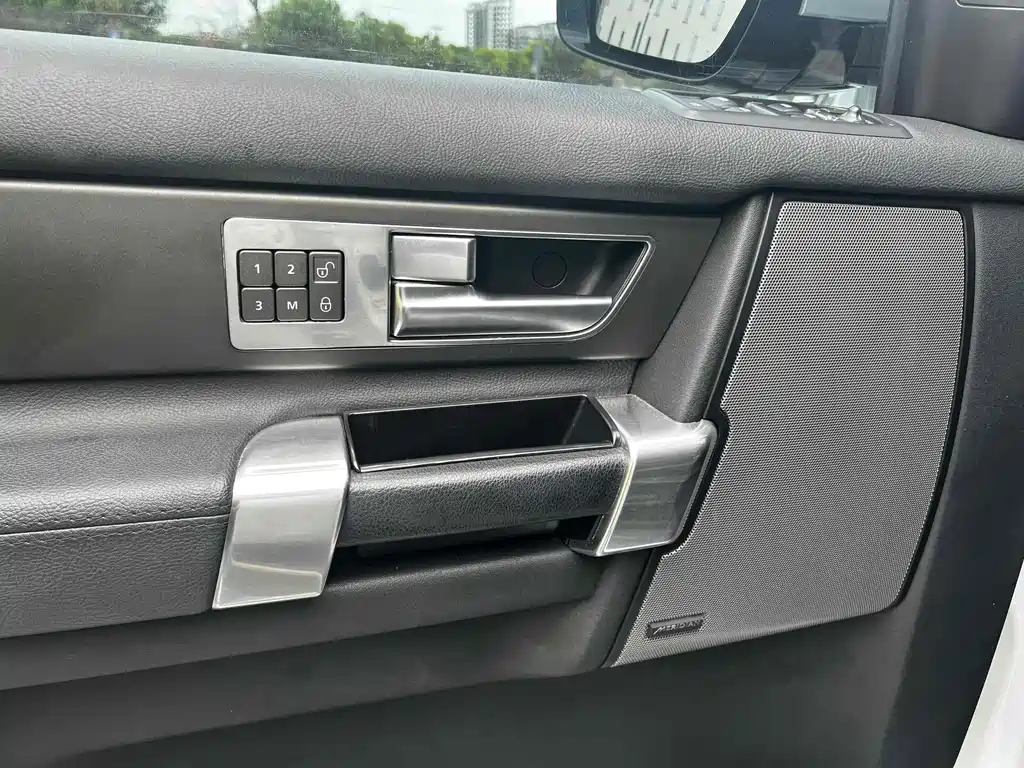 Land Rover Discovery — миниатюра 8