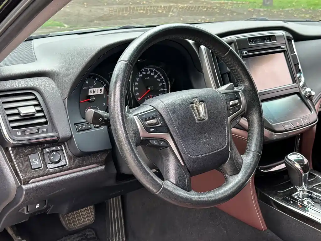 Toyota Crown — миниатюра 8