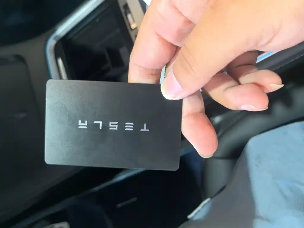 Tesla Model Y — миниатюра 9