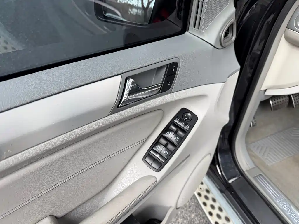 Mercedes-Benz M 2010 ML 300 4MATIC