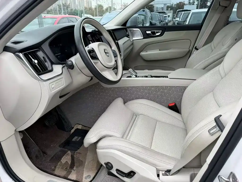 Volvo XC60 PHEV — миниатюра 2