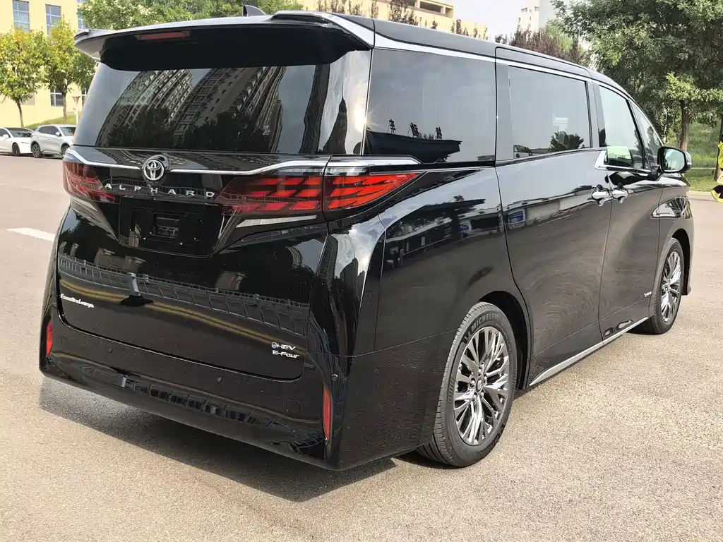 Toyota Alphard — миниатюра 5