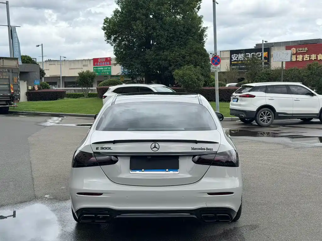 Mercedes-Benz E-Class — миниатюра 8