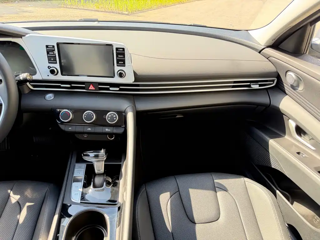 Hyundai Elantra — миниатюра 12