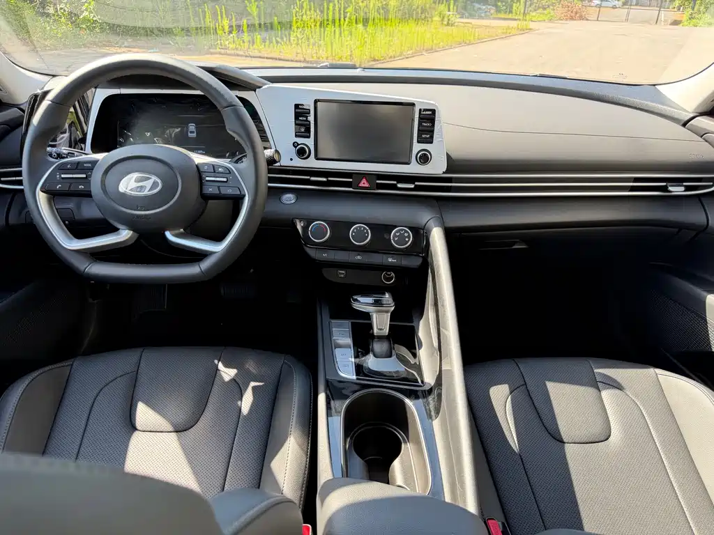 Hyundai Elantra — миниатюра 13