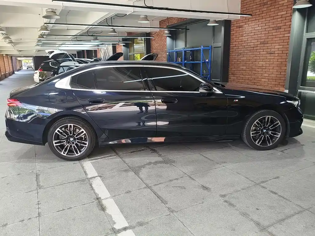 BMW 5 Series — миниатюра 5