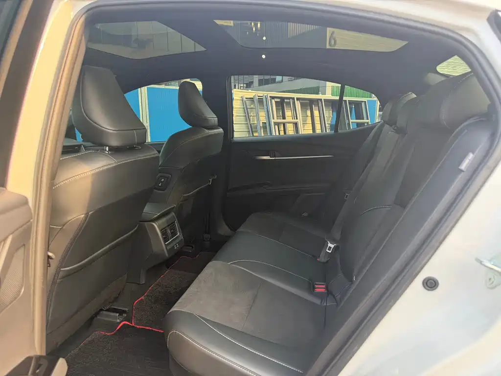 Toyota Camry — миниатюра 5