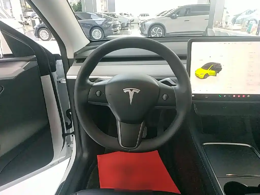 Tesla Model Y — миниатюра 11