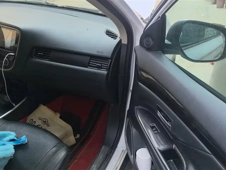 MITSUBISHI OUTLANDER