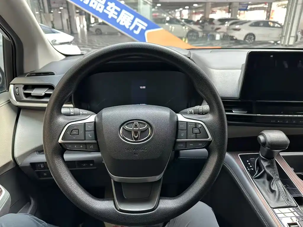 Toyota Granvia — миниатюра 12