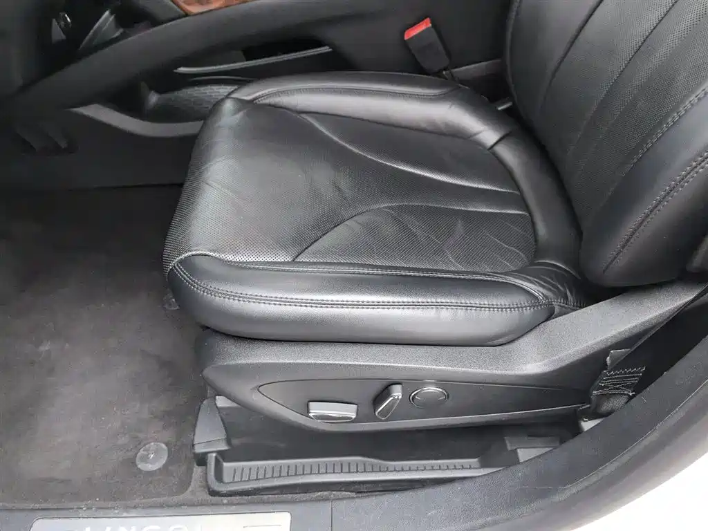 LINCOLN NAVIGATOR (IMPORT)