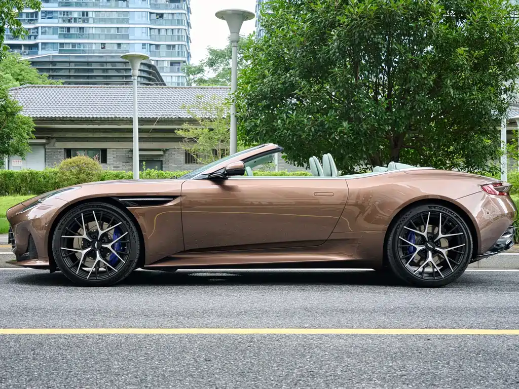 Aston Martin DB12 — миниатюра 6
