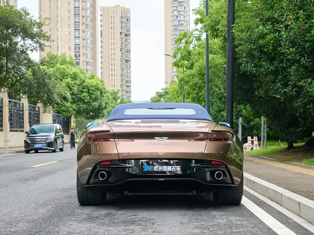 Aston Martin DB12 — миниатюра 16