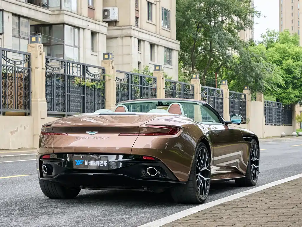 Aston Martin DB12 — миниатюра 9