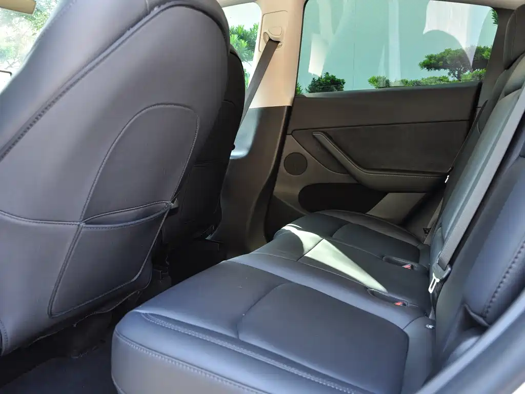 Tesla Model Y — миниатюра 8