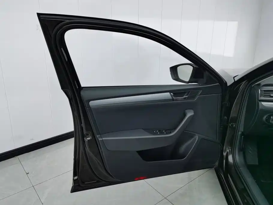 Skoda Superb — миниатюра 7