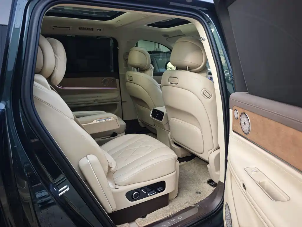 AITO ASK THE WORLD M9