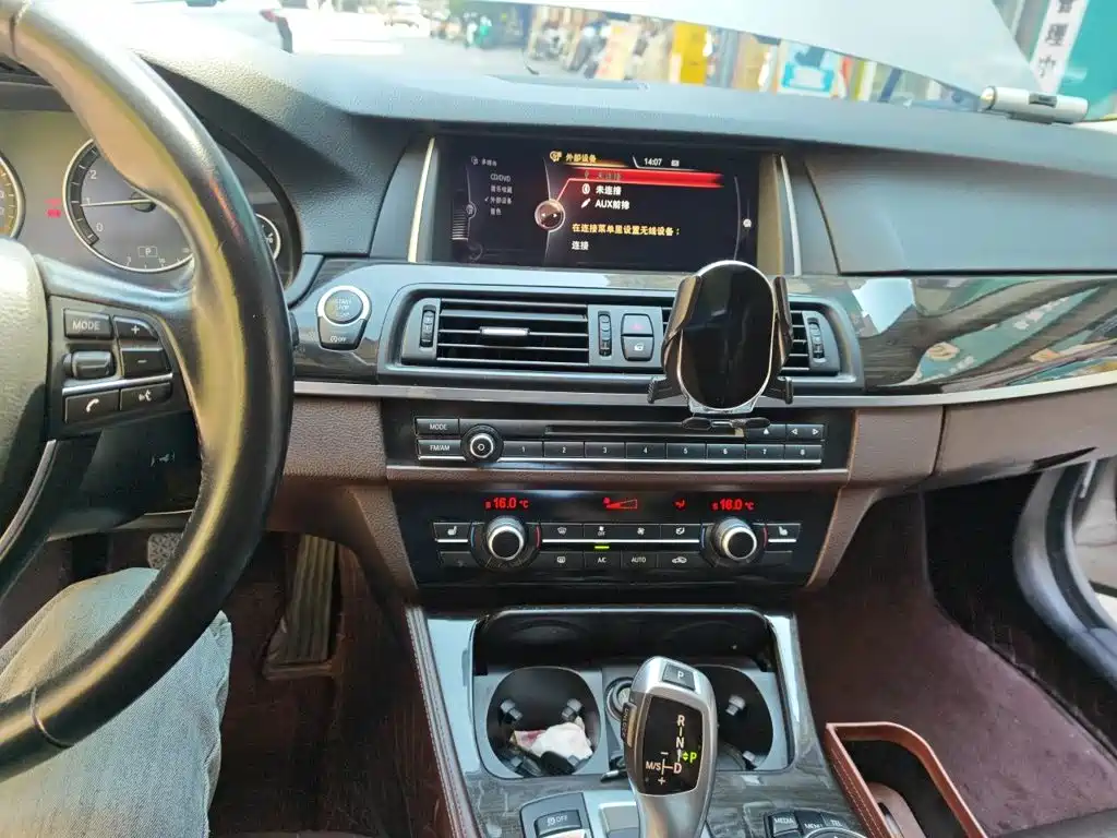 BMW 5 Series — миниатюра 9