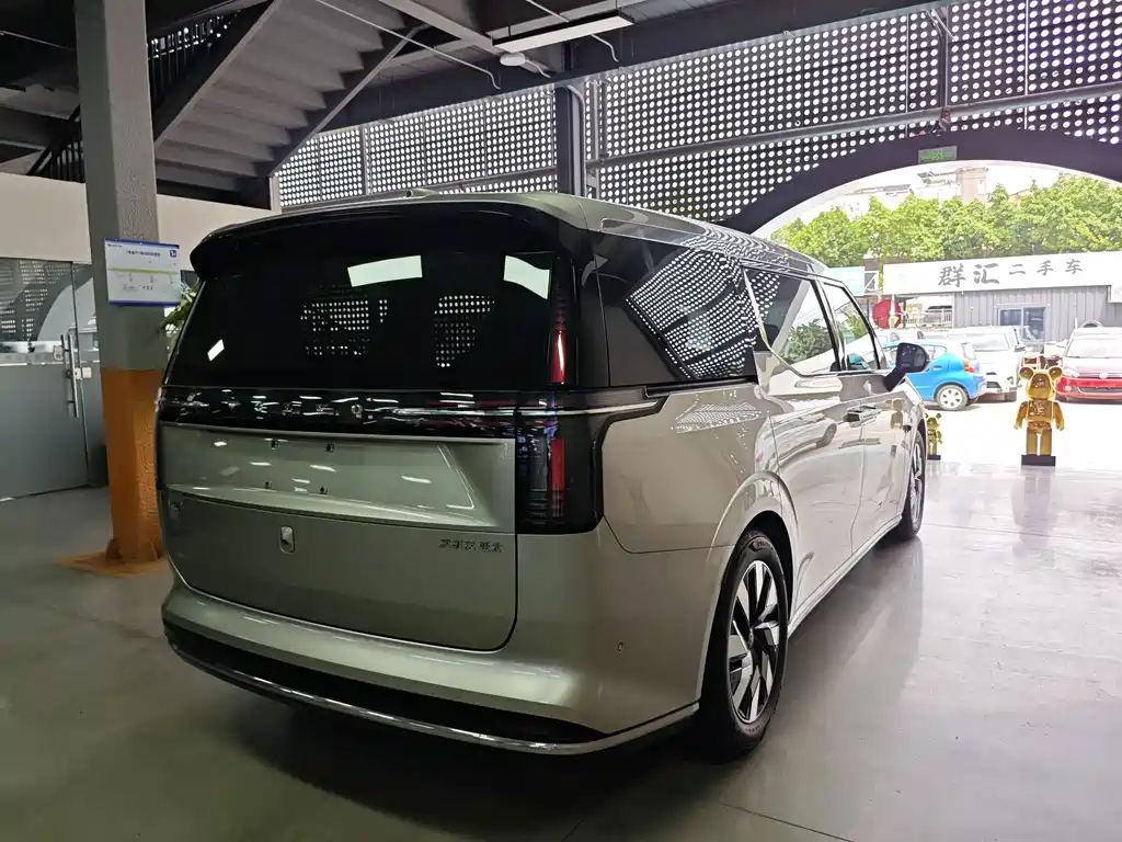 Volvo EM90 — миниатюра 8