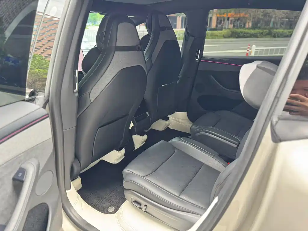 Tesla Model Y L — миниатюра 6