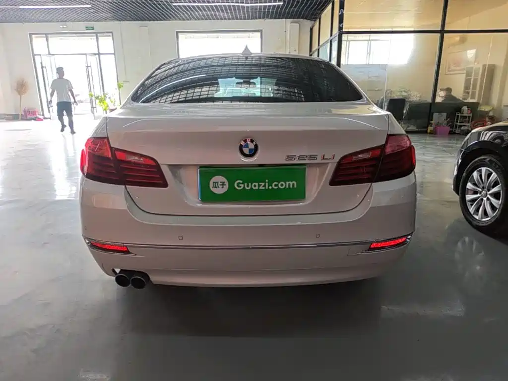 BMW 5 Series — миниатюра 6