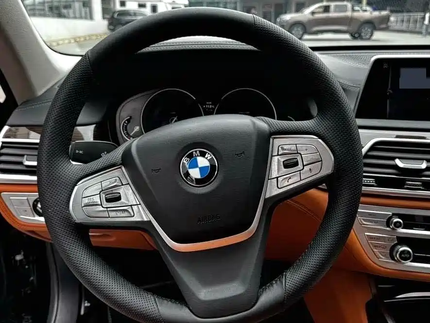 BMW 7 Series — миниатюра 6