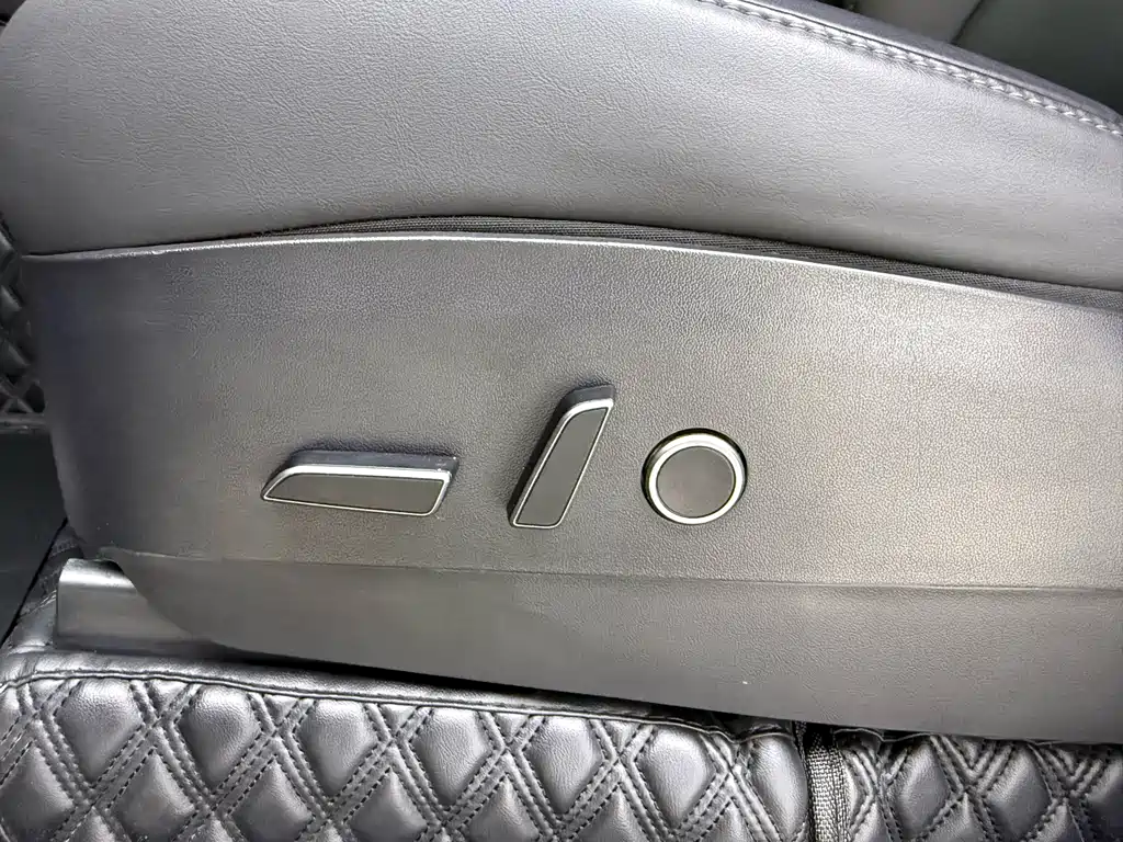 Tesla Model Y — миниатюра 16