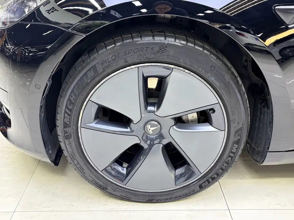 Tesla Model 3 — миниатюра 7