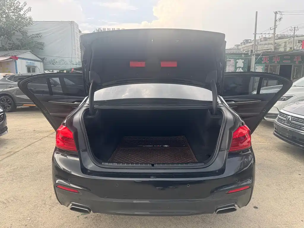 BMW 5 Series - фото 6