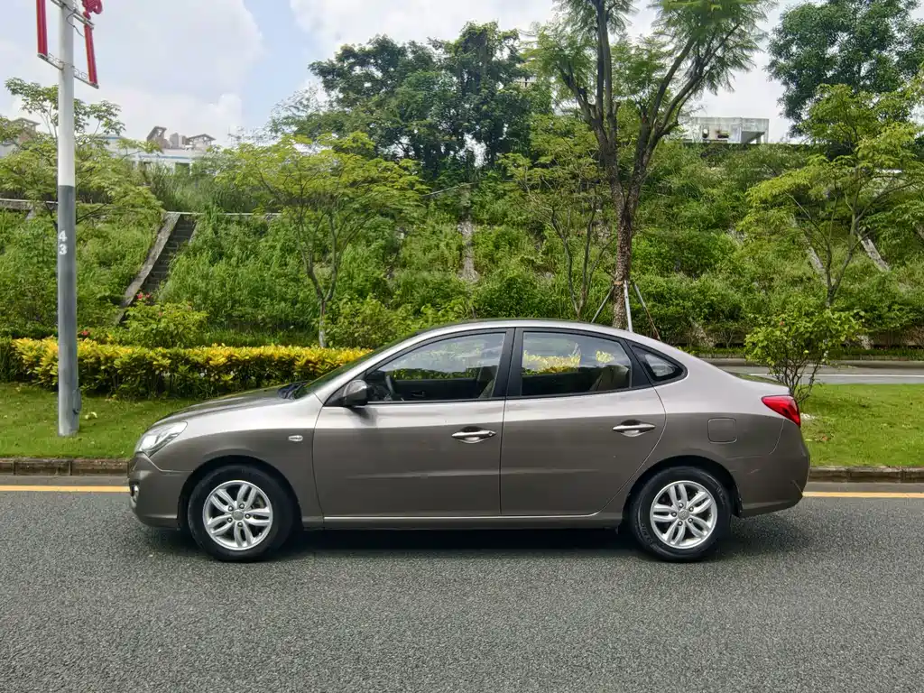 Hyundai Elantra — миниатюра 3
